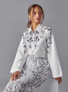 بلوزة بطبعة الأزهار