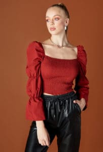 بلوزة حمراء