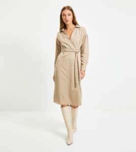 فستان قصير باللون البيج