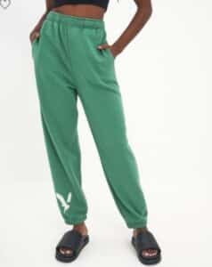 ملابس للنساء رياضية