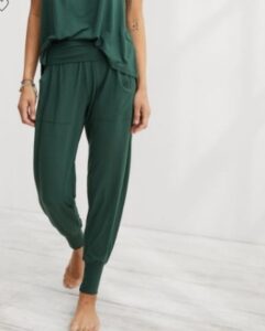 ملابس نساء رياضية