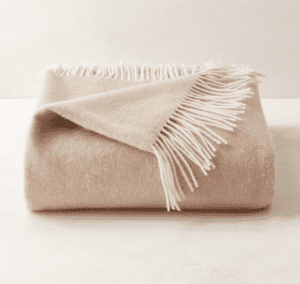 غطاء من الصوف مزود بشراشيب غطاء من الصوف مزود بشراشيب