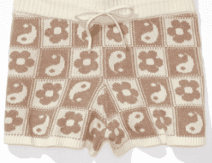 شورت باللون الأبيض والبيج