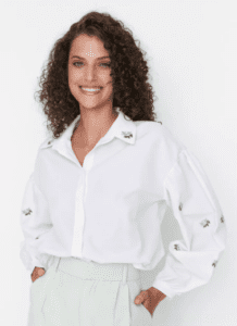 قميص ابيض نمشي