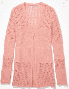 كارديغان مدروز مع صف من الأزرار