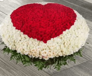 باقة ورد على شكل قلب