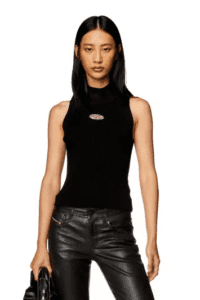 بلوزة بلياقة مرتفعة ضيقة