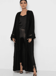 عباية مطرزة بفتحات ليزر