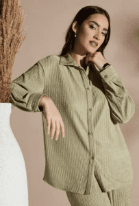 قميص بأكمام طويلة