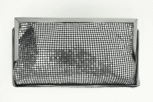 حقيبة كتف بشبكة معدنية