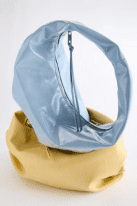 حقيبة كتف لامعة